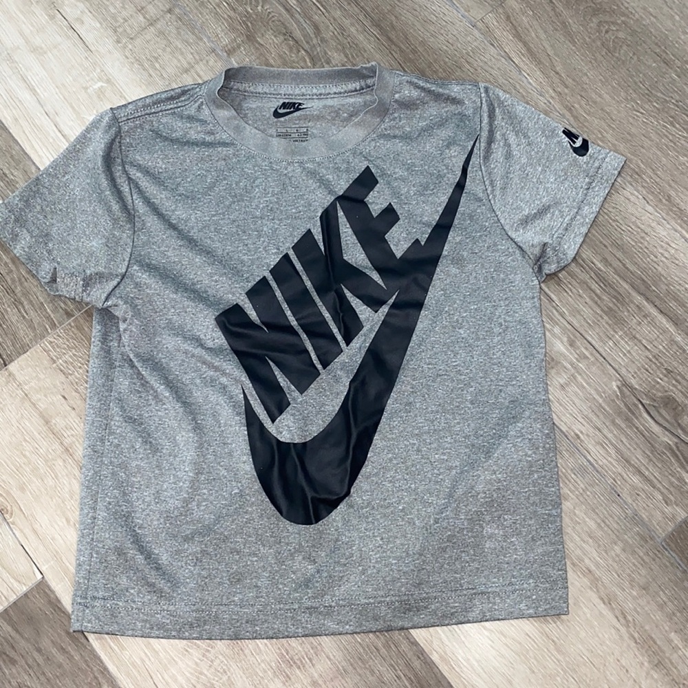 Nike dri fit t shirt boys size 6-7